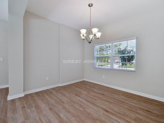 5th image of 7181 Helliwell St