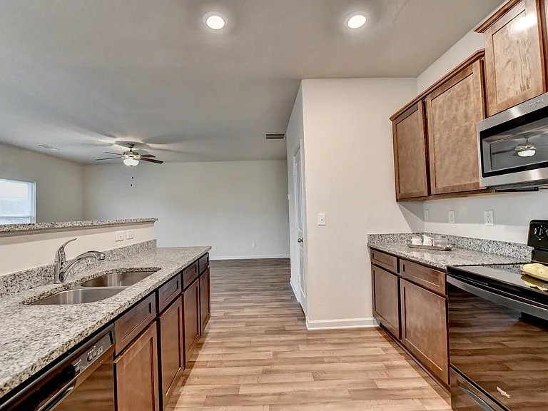 811 Independence Ave — Photo 10