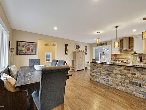 3rd image of 243 Cottonwood Dr