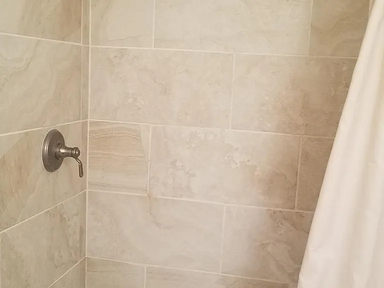 Tiled bathroom w/ high water pressure