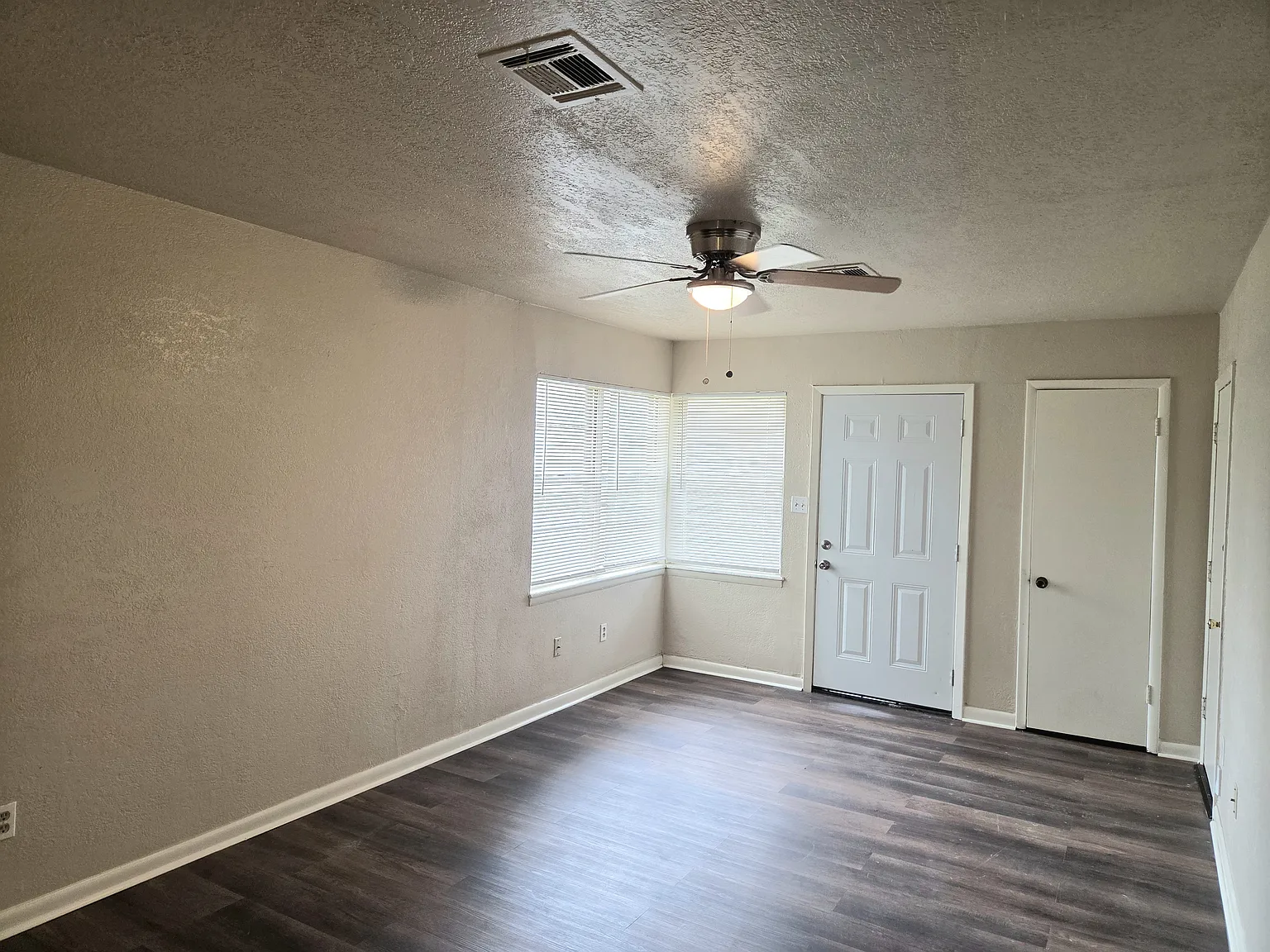 3 bed, 1.5 bath, 966 sqft, $1,295 — Photo 4