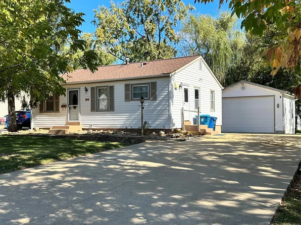 12116 Sunnycrest Pl, Maryland Heights, MO 63043