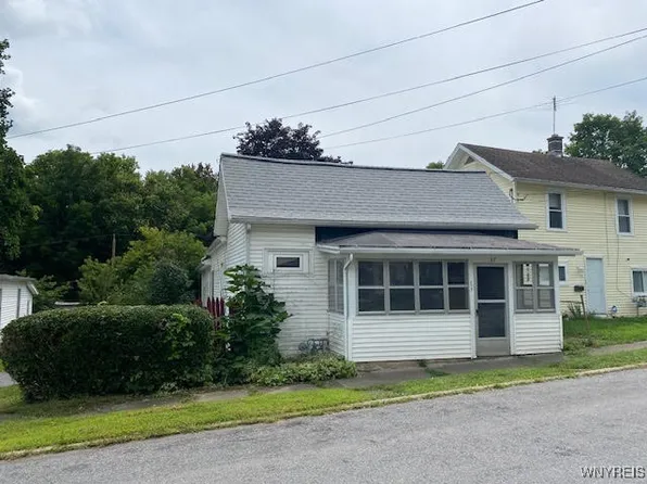57 Hopkins St, Mount Morris, NY 14510