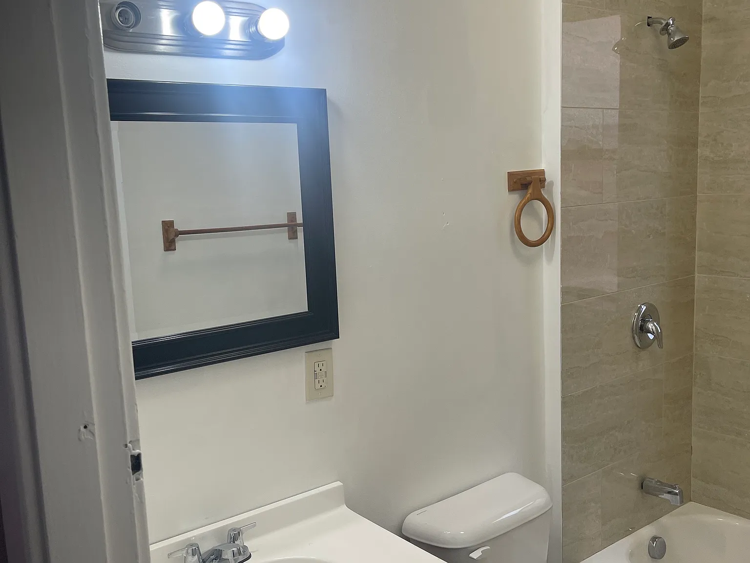 6 bed, 2554 sqft, $3,495 — Photo 3