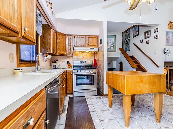 3rd image of 7924 W 79th Pl