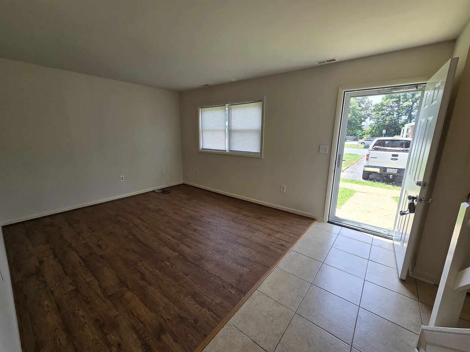 3 bed, 1.5 bath, 1200 sqft, $1,795 — Photo 2