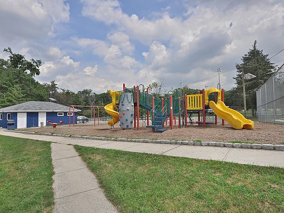 5th image of 17 Timber Dr
