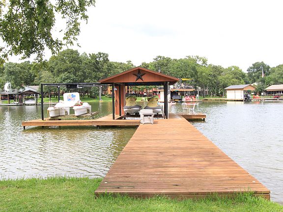 BOATHOUSE W/FUN CAT LIFT