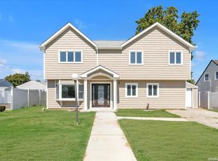 71 Crescent Ln, Levittown, NY 11756