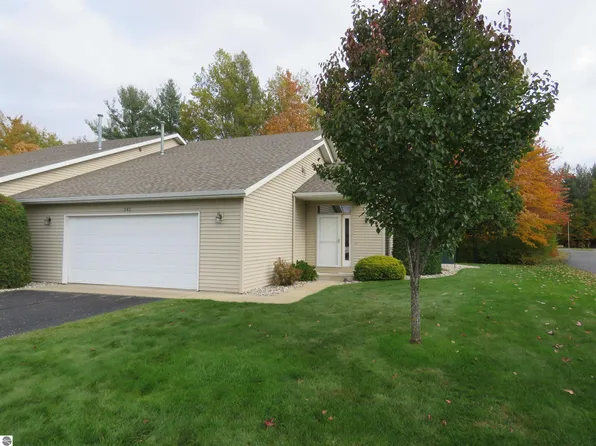 242 Greenview Cir, Cadillac, MI 49601