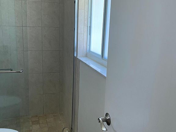 4th image of 2433 Poinciana St