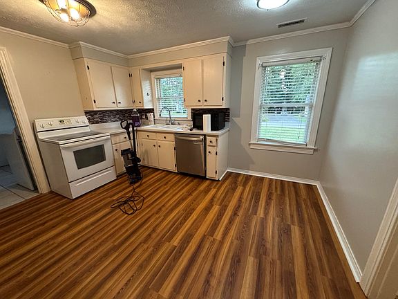 3rd image of 131 Holmes Dr