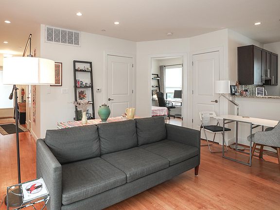 Living room / Entry hallway
