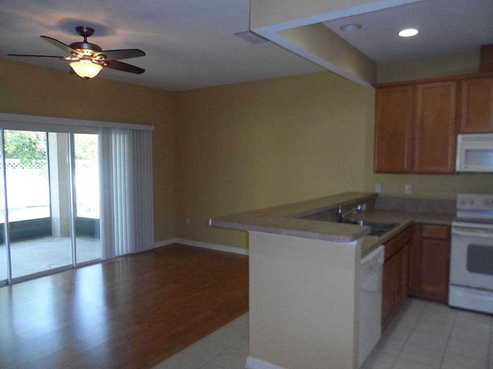 KITCHEN/LIVING ROOM