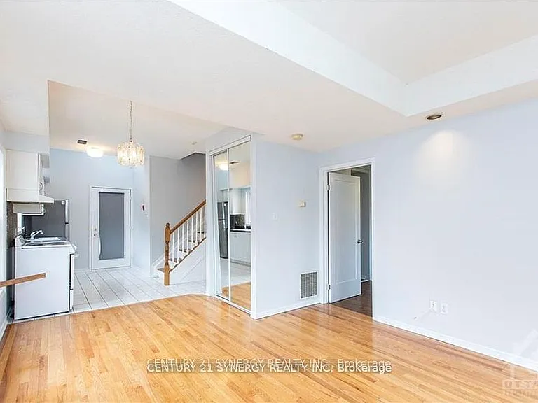 450 Maclaren St #11 — Photo 4