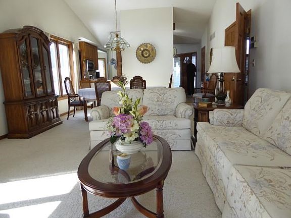 REDEFINING TIMELESS STYLE Open & spacious main floor living area,vaulted with Master's quarters just off the side & sun room extended across the lakeside.