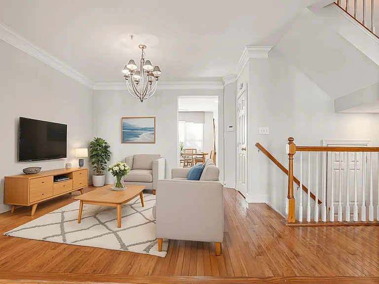 1022 Crestfield Dr — Photo 2