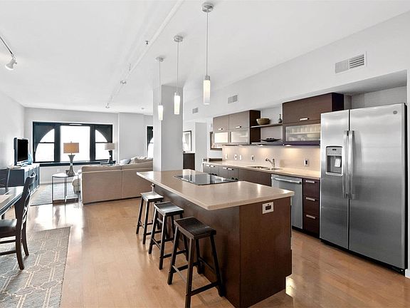 4th image of 915 Olive St APT 1402