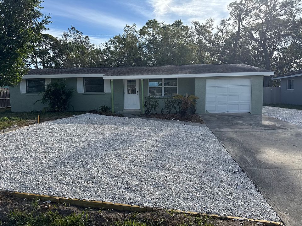 Front of home with extra shell parking