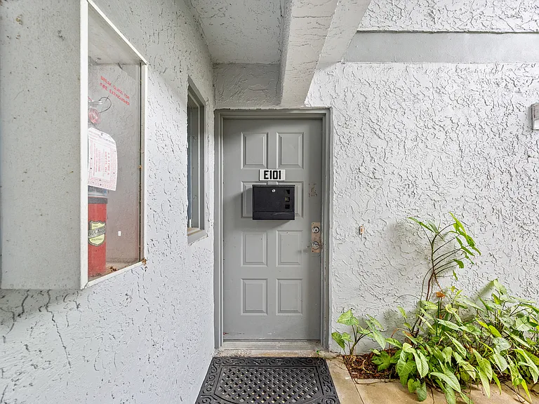 588 Fairways Ln #E101 — Photo 4