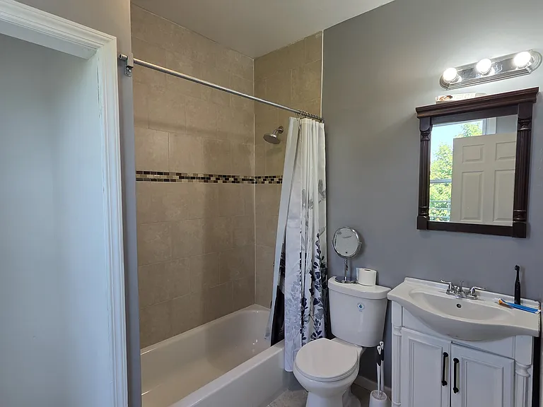 136 S 11th St #3 — Photo 9