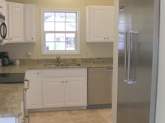 Granite counters/Gourmet kitchen