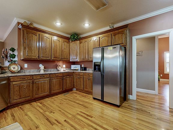3rd image of 651 Williams St