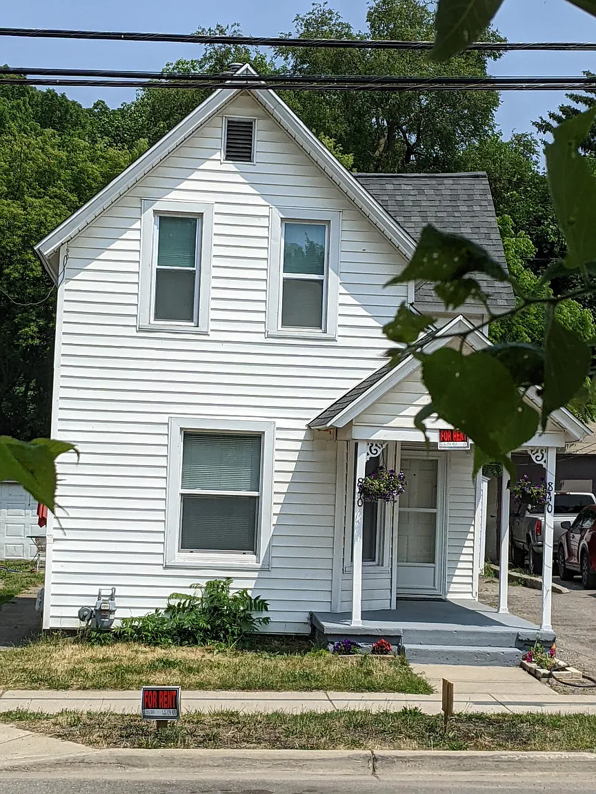 840 Lafayette Ave NE photo 1
