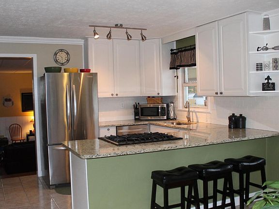 5th image of 723 Meadowbrook Dr