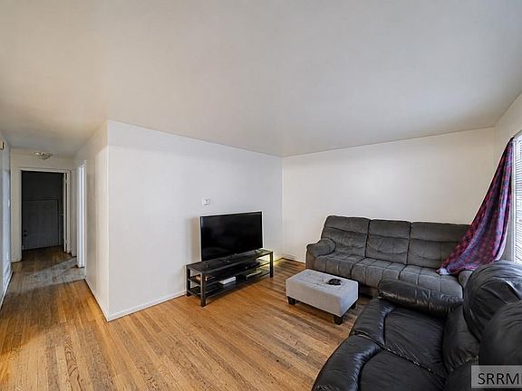 3rd image of 610-612 Holbrook Dr