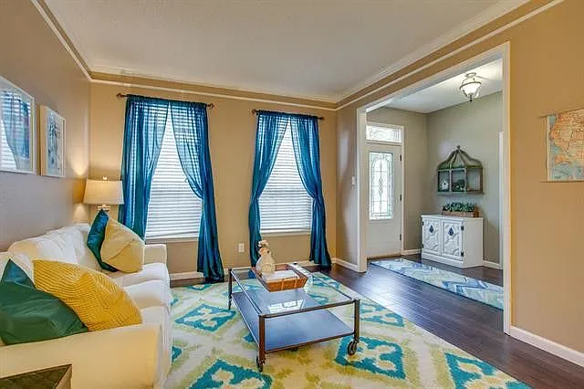 2309 Claremont Ct — Photo 4