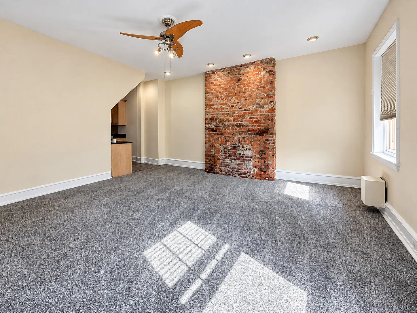 Spacious 3-Bedroom Bi-Level Apartment in Prime Society Hill Location — Photo 4