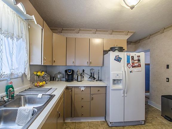 5th image of 91 Stewart Ave S