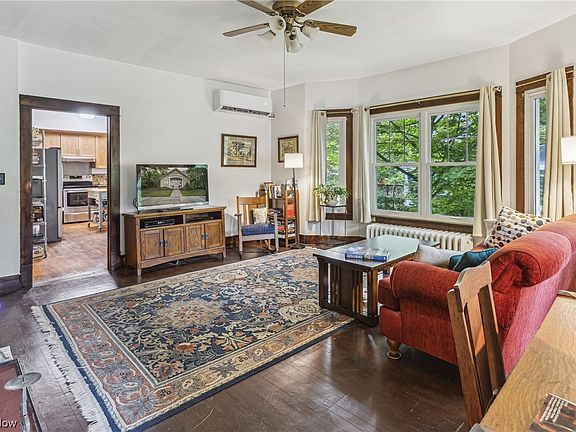 4th image of 43 N Park St