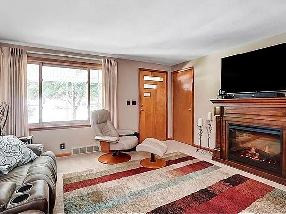 5th image of 1624B Berwin Ave