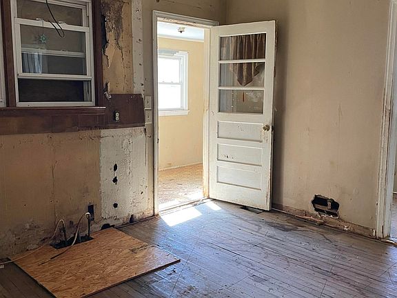 5th image of 67 Wallace St