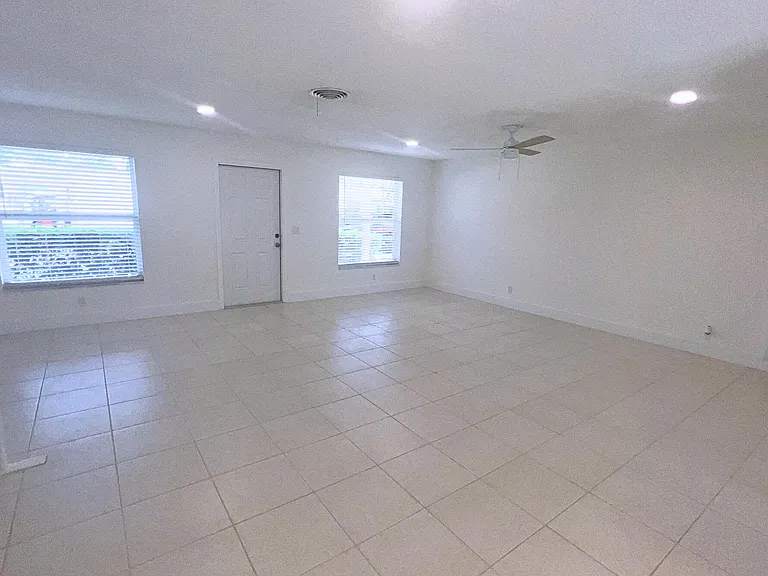 1260 Manor Dr — Photo 7