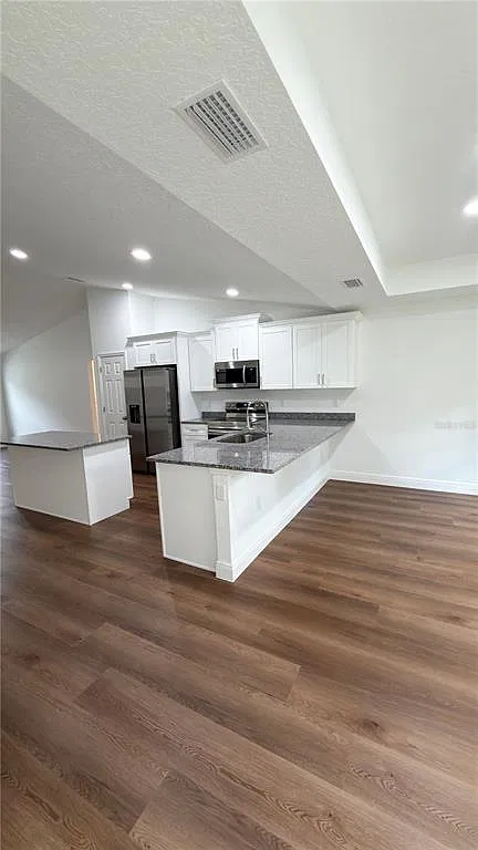3 bed, 2.0 bath, 1559 sqft, $2,300 — Photo 4