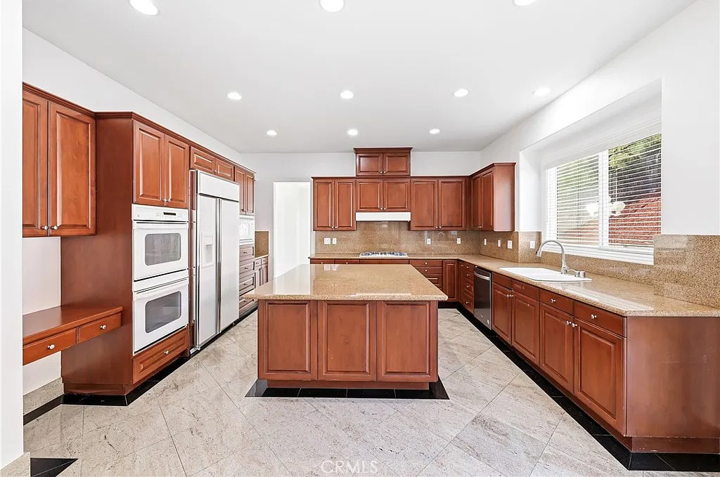 5 bed, 4.5 bath, 3960 sqft, $8,500 — Photo 3