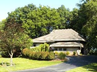 4465 Oak Pointe Dr, Brighton, MI