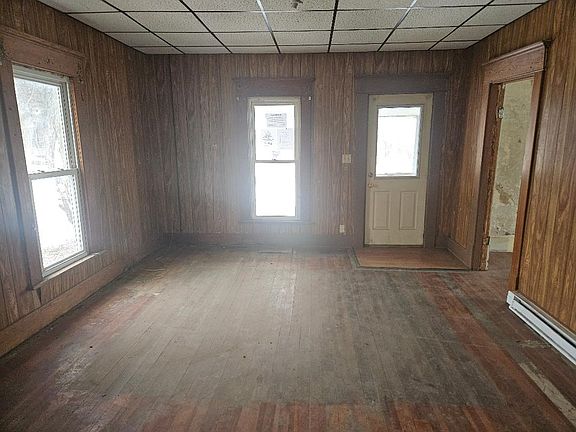 2nd image of 206 Main St N