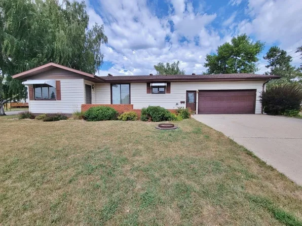 215 6th St SE, Rugby, ND 58368