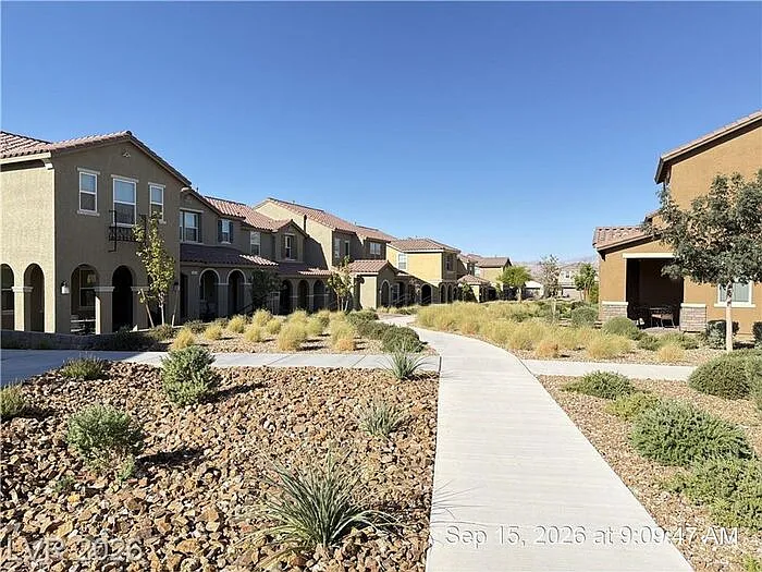 3 bed, 2.5 bath, 1920 sqft, $2,250 — Photo 2