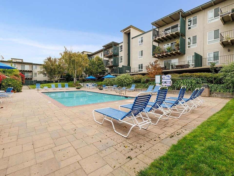 1st image of 934 Peninsula Ave APT 210