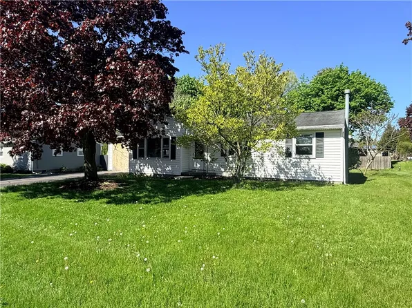 12 Gannett Rd, Farmington, NY 14425