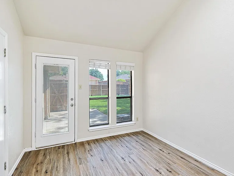 653 Raven Ln — Photo 4