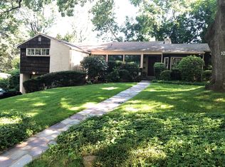 10 Robbins Ln, Great Neck, NY 11020