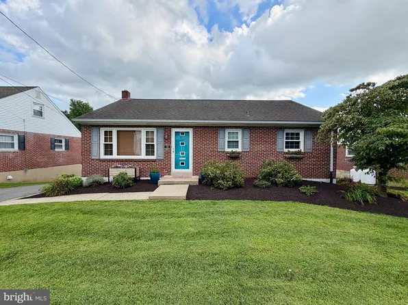 36 W Charlotte St, Millersville, PA 17551