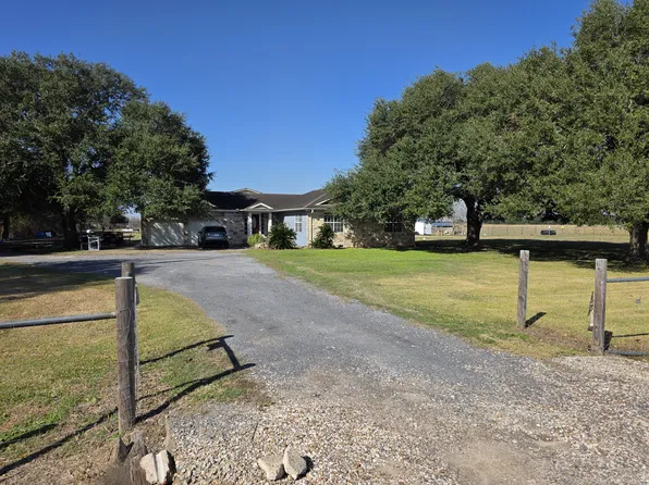 8906 Grunwald Rd, Beasley, TX 77417