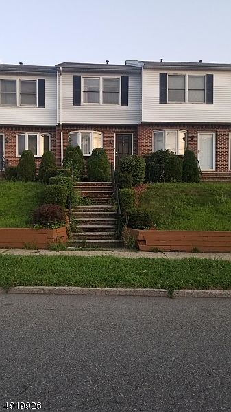 1st image of 638 CHANCELLOR AVE C0003